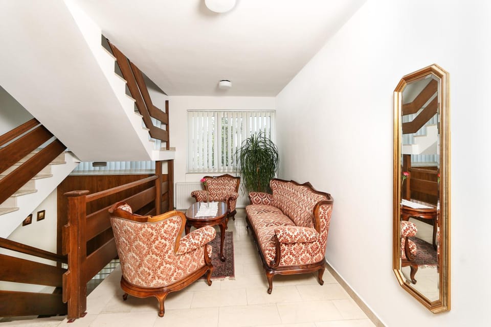 Lounge or bar, Other
