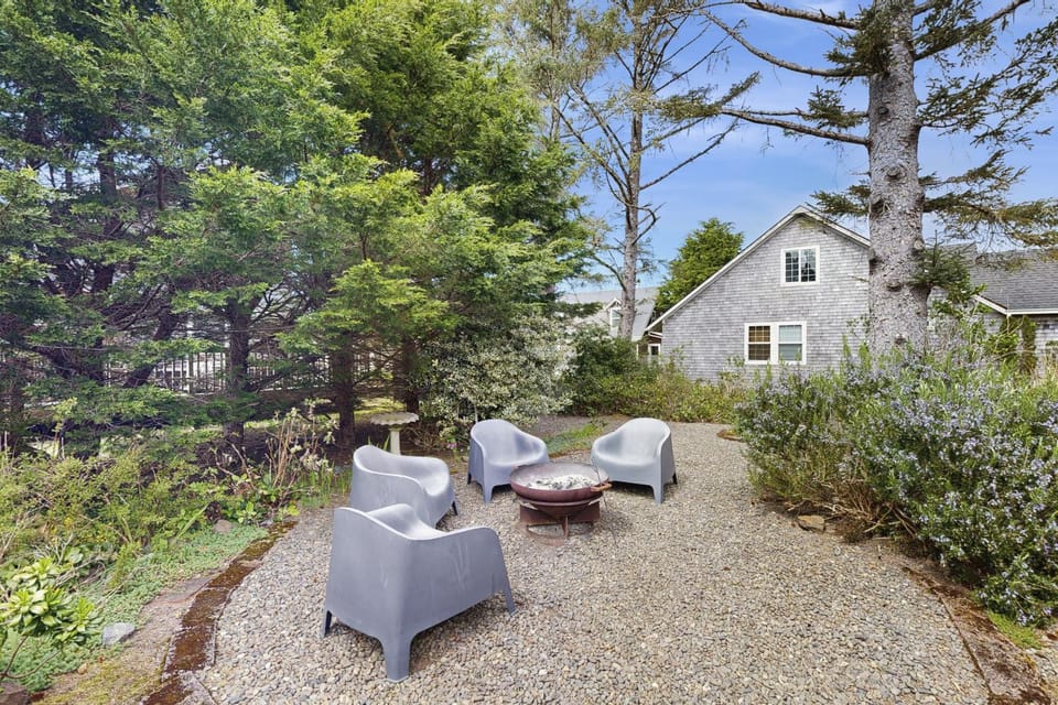Cozy Coast Modern House in Rockaway Beach