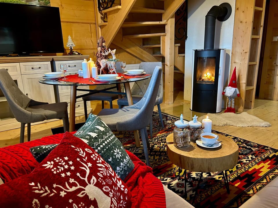 TV and multimedia, Kitchen or kitchenette, Living room, Seating area, Dining area, flat iron
