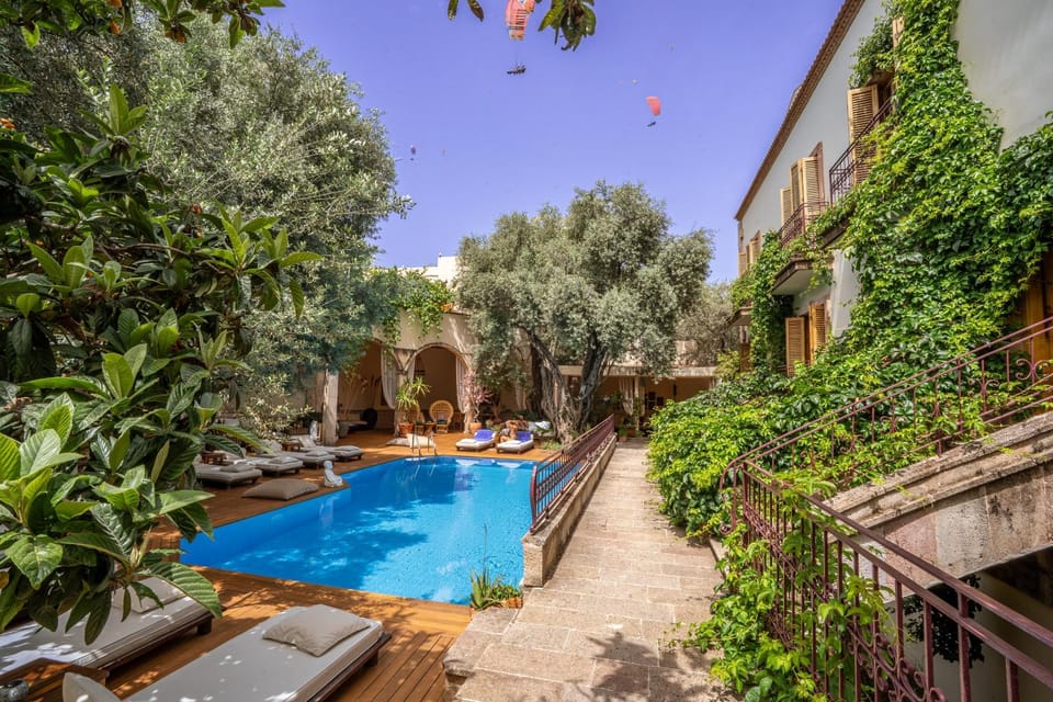 Property building, Garden, Garden view, Swimming pool