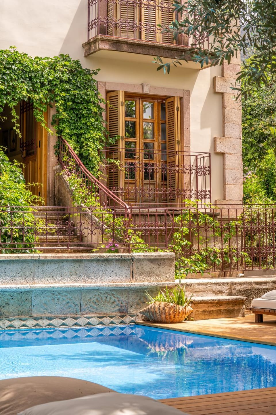 Property building, Natural landscape, Decorative detail, Garden view, Pool view, Swimming pool