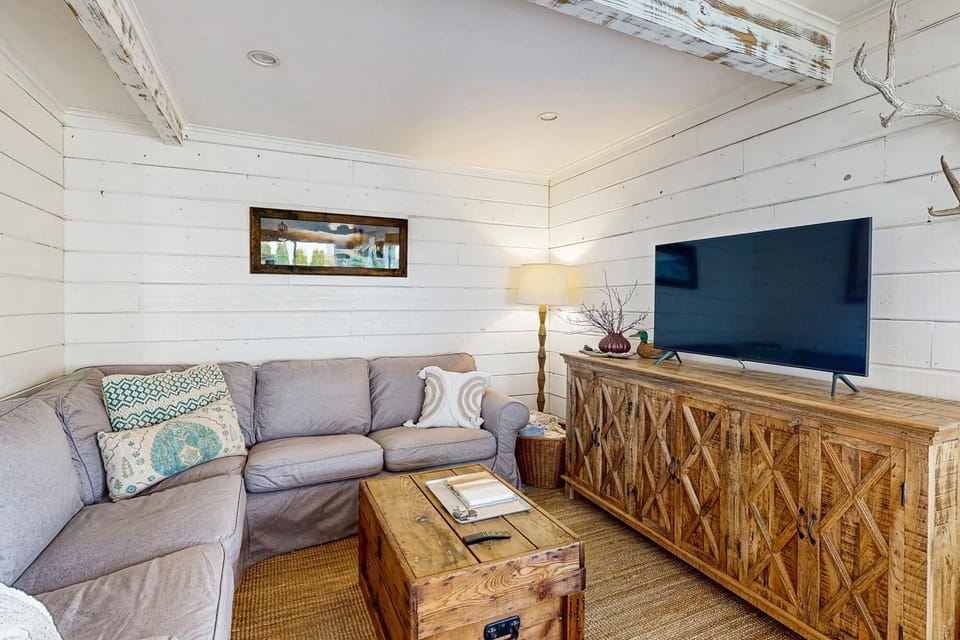 Calm Waters House in Rockaway Beach