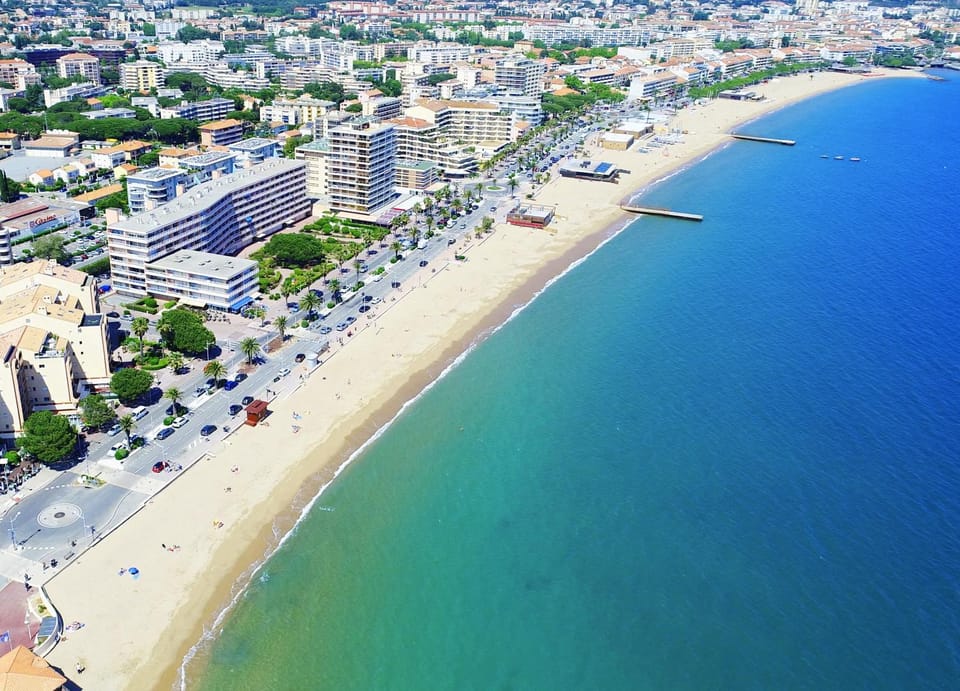 Nearby landmark, Day, Neighbourhood, Natural landscape, Bird's eye view, Beach, Location