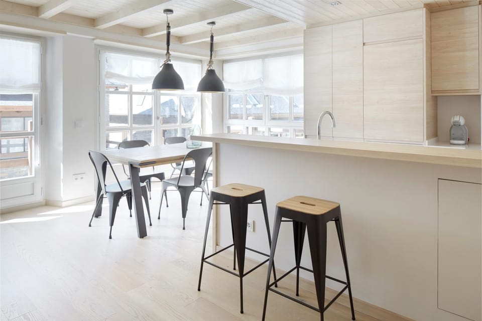 Kitchen or kitchenette, Dining area