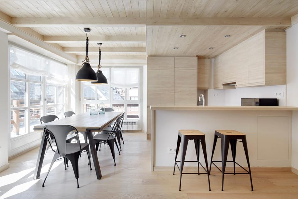 Kitchen or kitchenette, Dining area