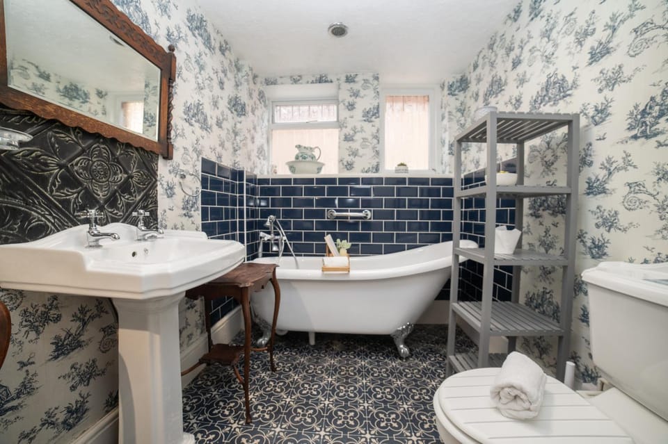Shower, Toilet, Bathroom, Bath