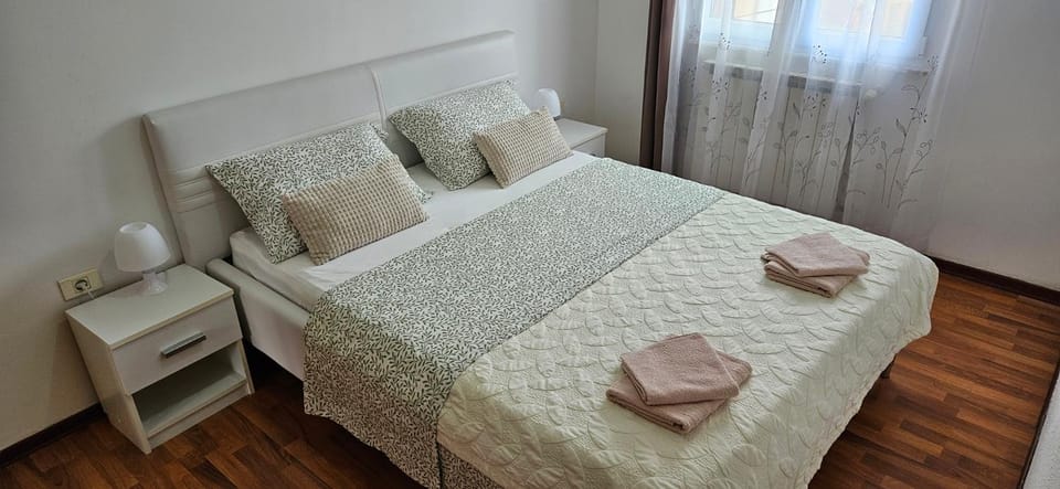 Bed, Bedroom, towels