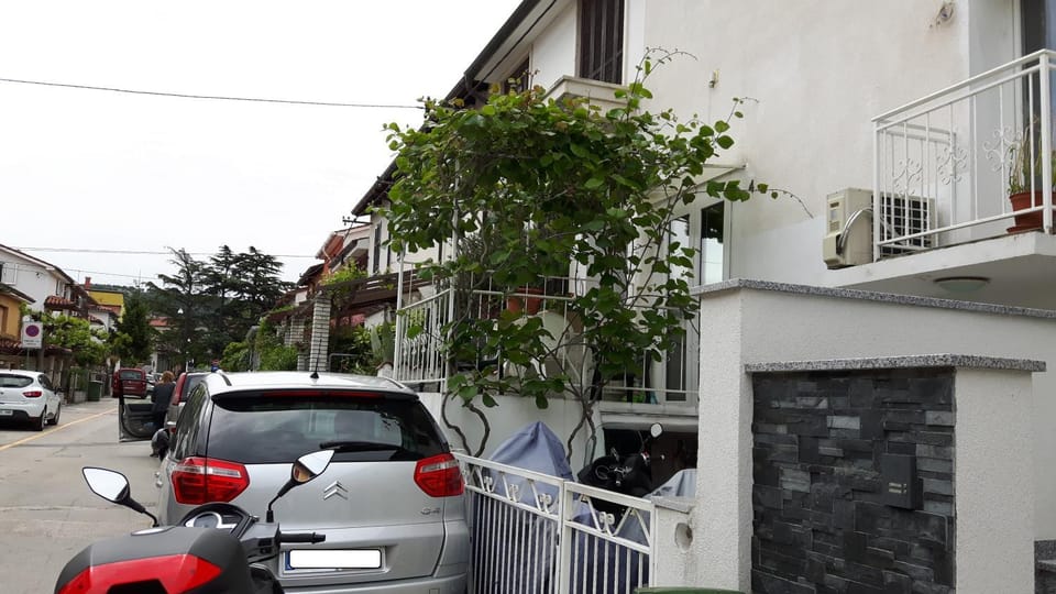 Property building, Day, Neighbourhood, Other, On site, Street view, Location, Quiet street view, Parking