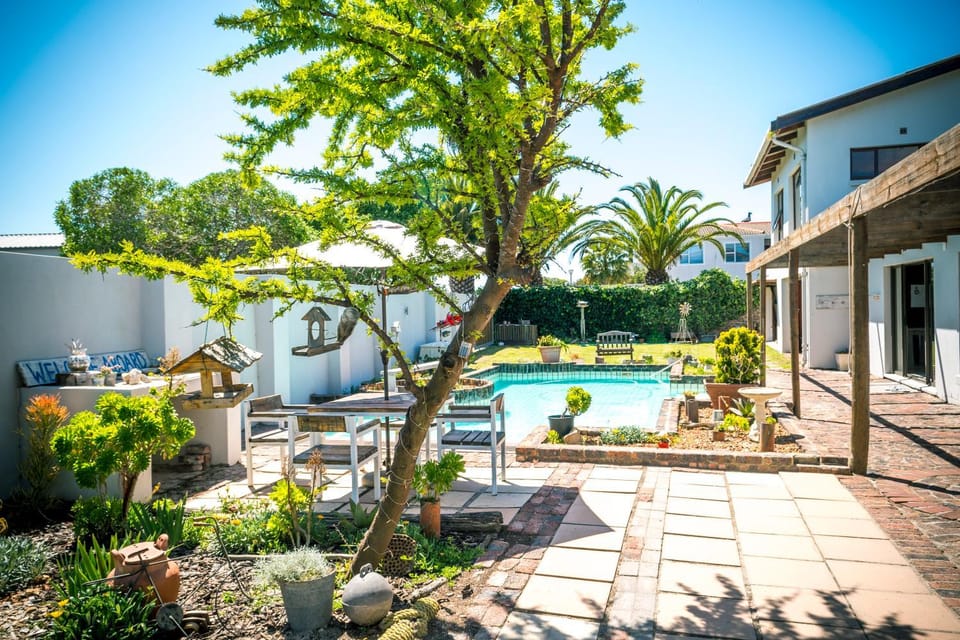 Patio, Facade/entrance, Garden, Garden view, Pool view, Swimming pool, Internal: Not applicable to any particular room