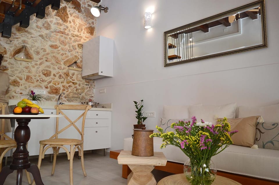 Kitchen or kitchenette, Living room, Seating area, Dining area
