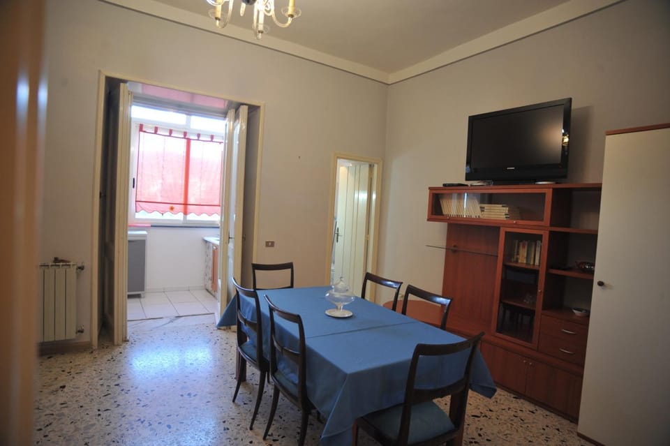 TV and multimedia, Living room, Photo of the whole room, Dining area