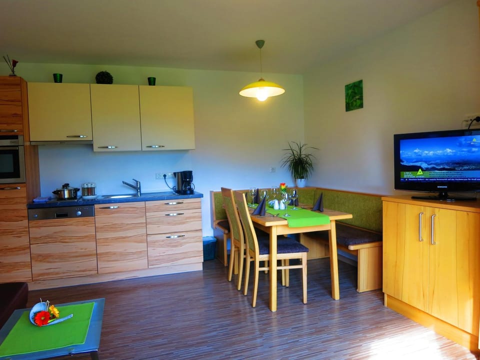Kitchen or kitchenette, Seating area, Dining area