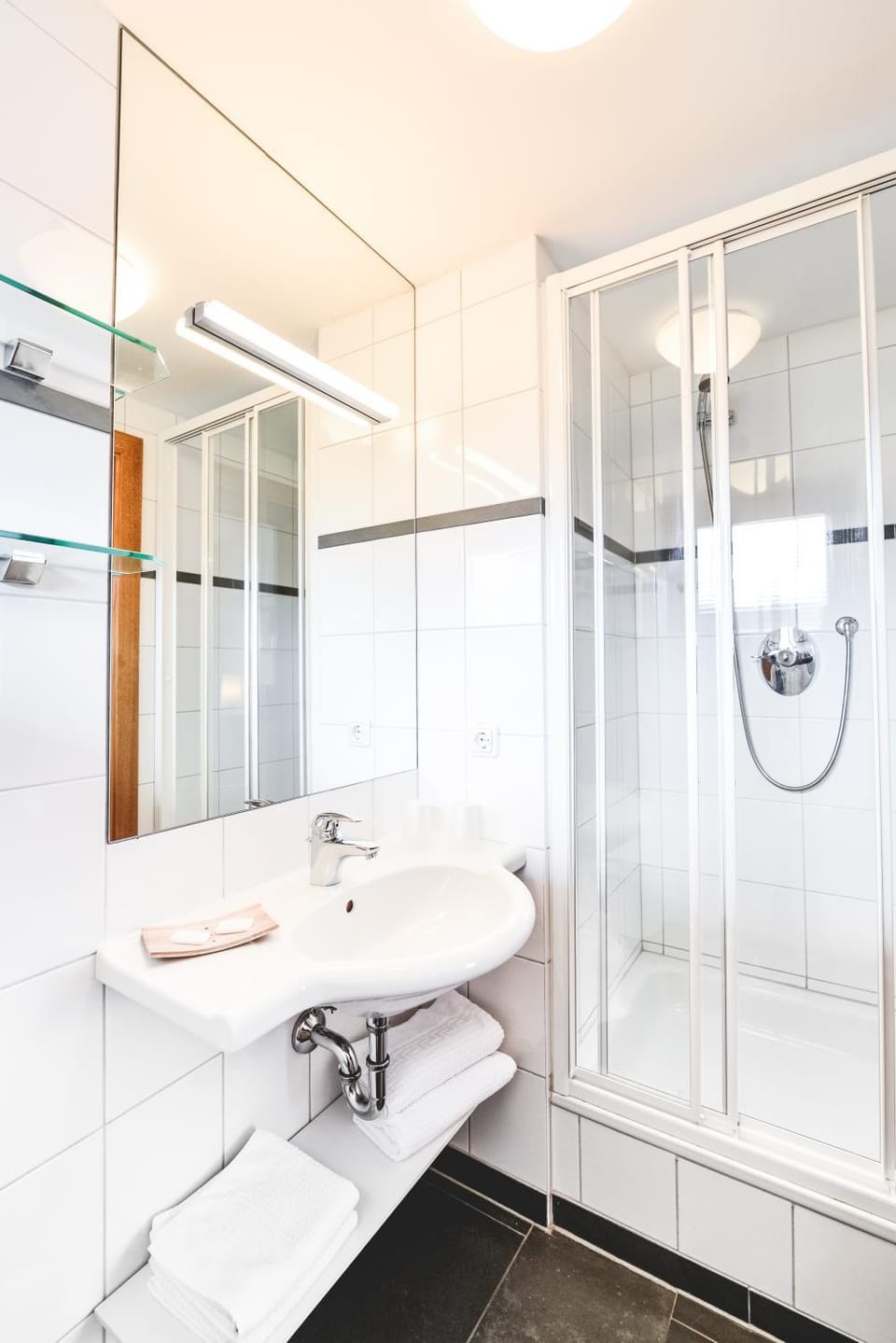 Shower, Toilet, Bathroom, towels