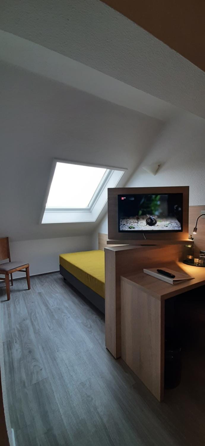 TV and multimedia, Seating area, Bedroom