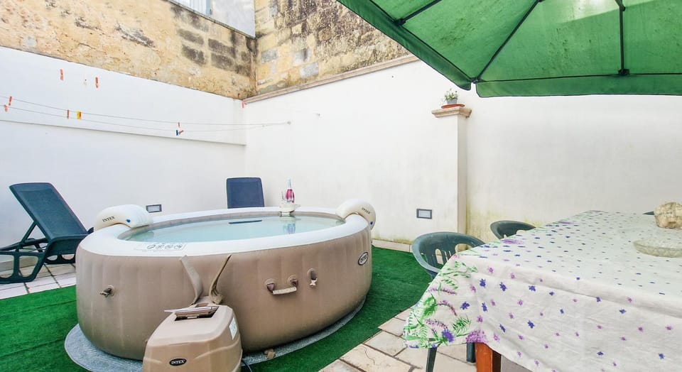 Hot Tub, Dining area