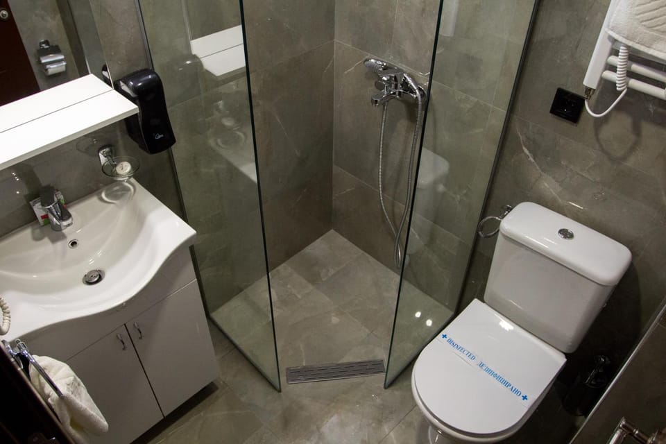 Shower, Toilet