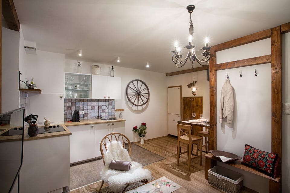 Coffee/tea facilities, Kitchen or kitchenette, Living room, Seating area, Dining area