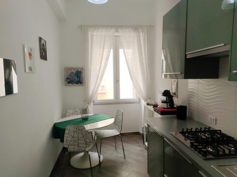 Coffee/tea facilities, Kitchen or kitchenette, minibar, stove
