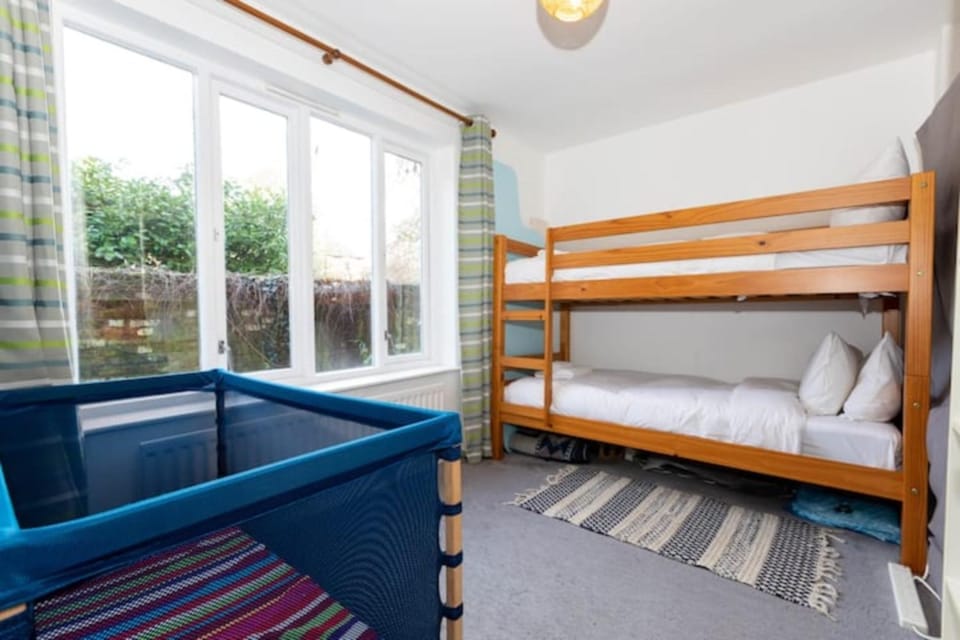 Charming Peaceful 2 Bedroom with Parking and Garden House in London Borough of Islington