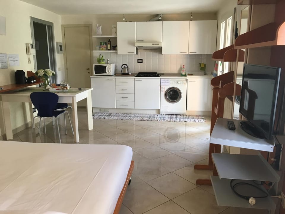 Bed, TV and multimedia, Living room, Dining area