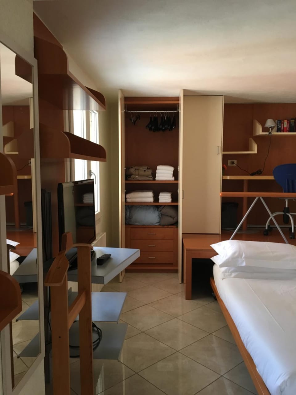 Bed, TV and multimedia, Bedroom