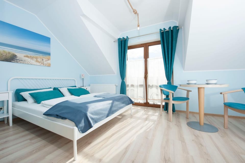 Bed, Photo of the whole room, Seating area, Bedroom