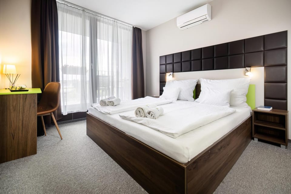 Photo of the whole room, Seating area, air conditioner