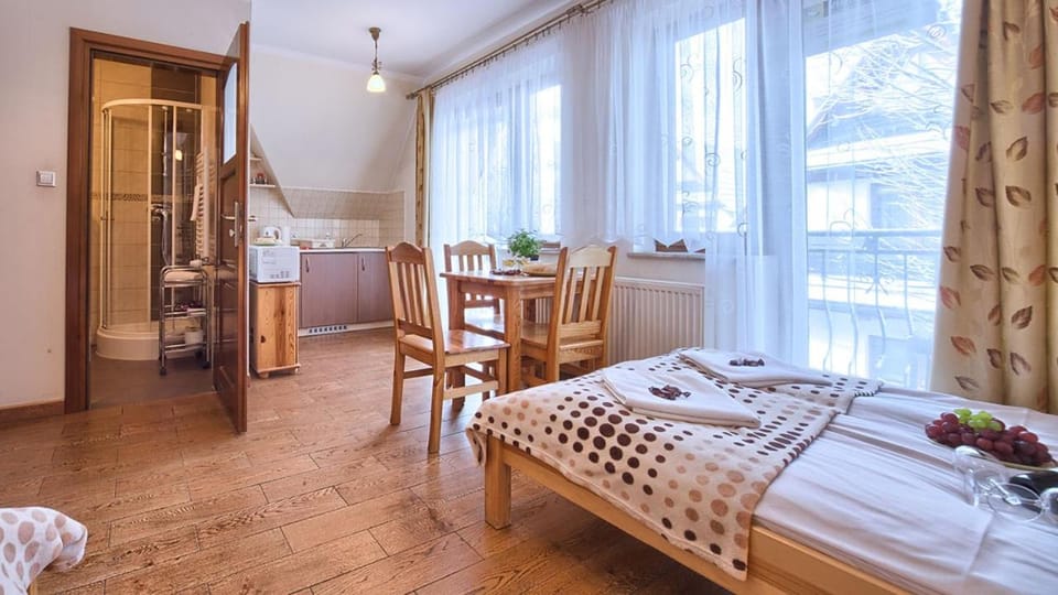 Bed, Photo of the whole room, Dining area, Bedroom, internet, towels, wardrobe