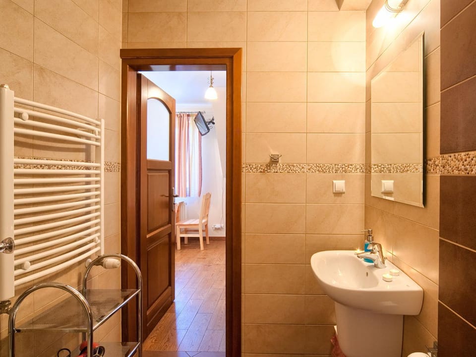 Shower, Toilet, Bathroom, towels