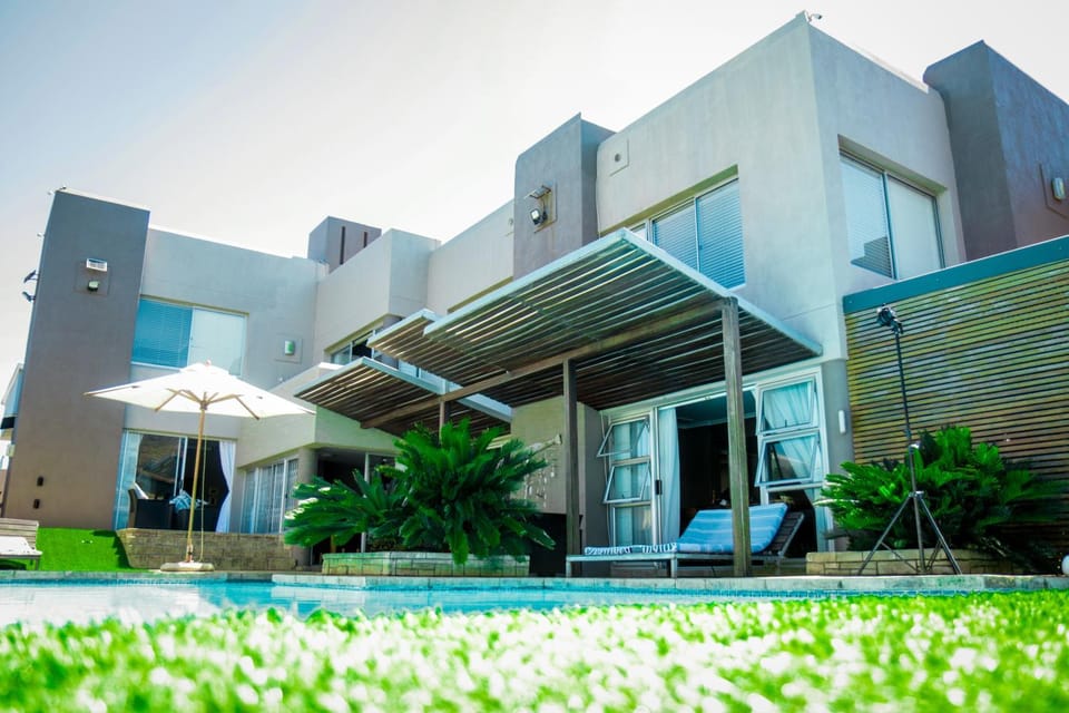 Property building, Day, Pool view, Swimming pool, sunbed