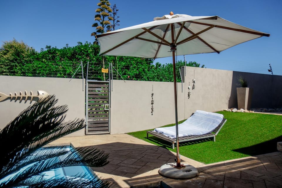 Swimming pool, sunbed