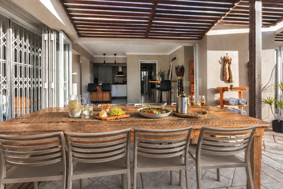 Food and drinks, Seating area, Dining area, Food, Drinks