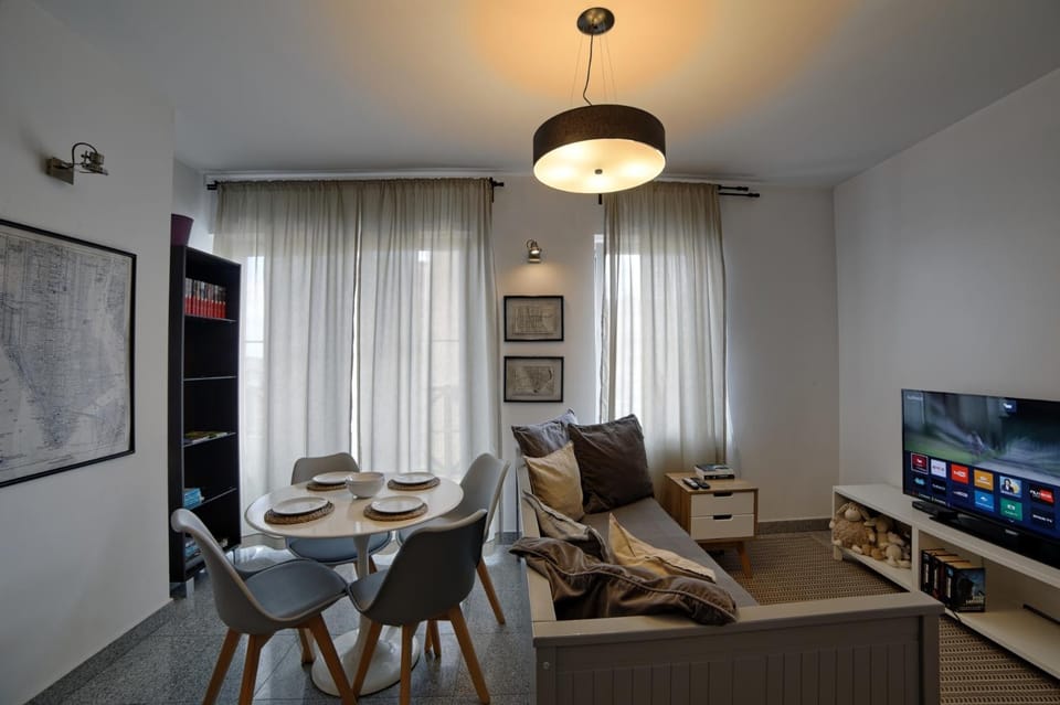 Shower, Toilet, Library, Bathroom, TV and multimedia, Coffee/tea facilities, Balcony/Terrace, Kitchen or kitchenette, Living room, Seating area, Dining area, Bedroom