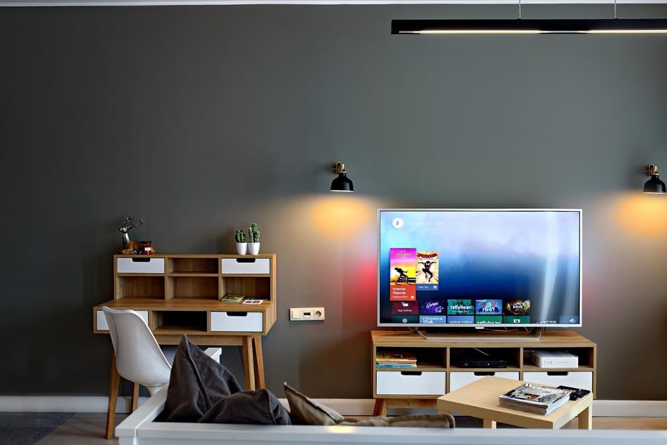 Shower, Toilet, People, Bathroom, TV and multimedia, Balcony/Terrace, Seating area, Dining area, Bedroom, Guests, children, young children, older children, group of guests, Family