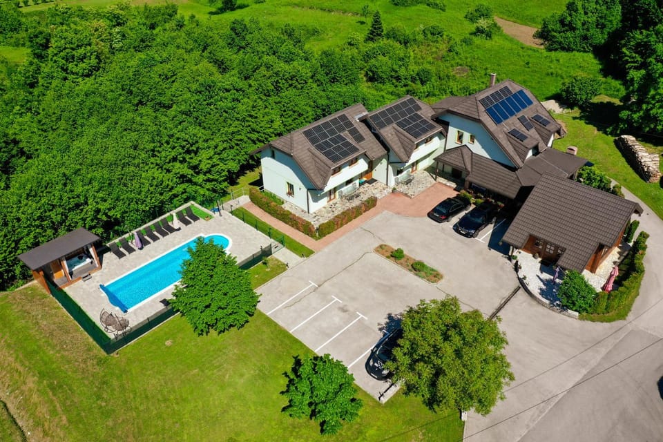 Property building, Neighbourhood, Natural landscape, Bird's eye view, Pool view, Swimming pool