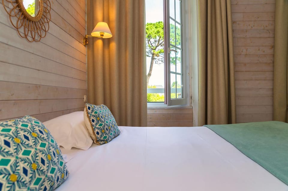 Bed, Decorative detail, Bedroom