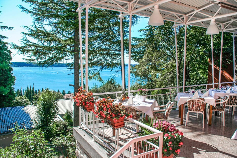 Patio, Restaurant/places to eat, Day, View (from property/room), Sea view