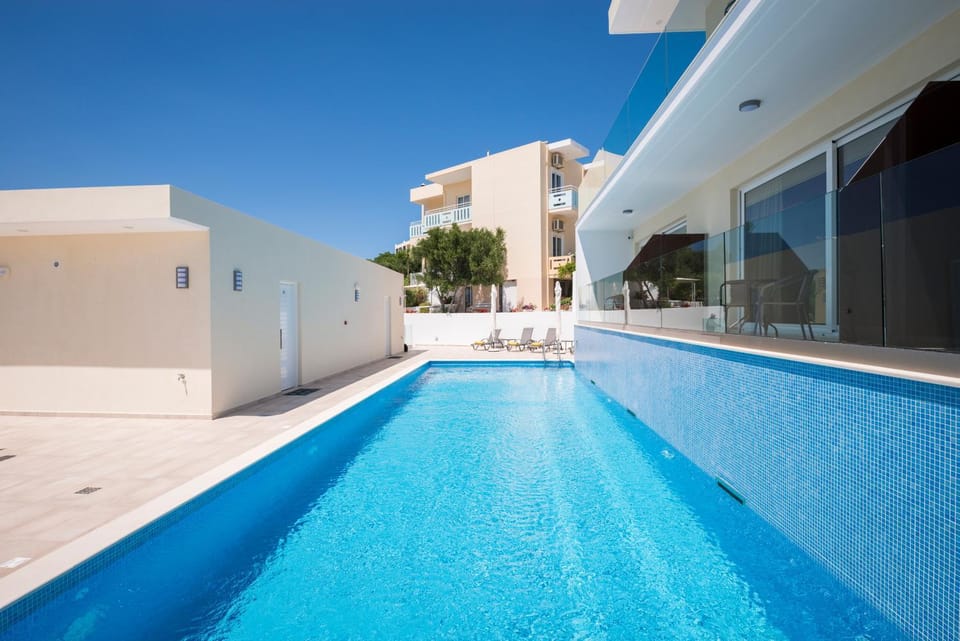Property building, Balcony/Terrace, Pool view, Swimming pool