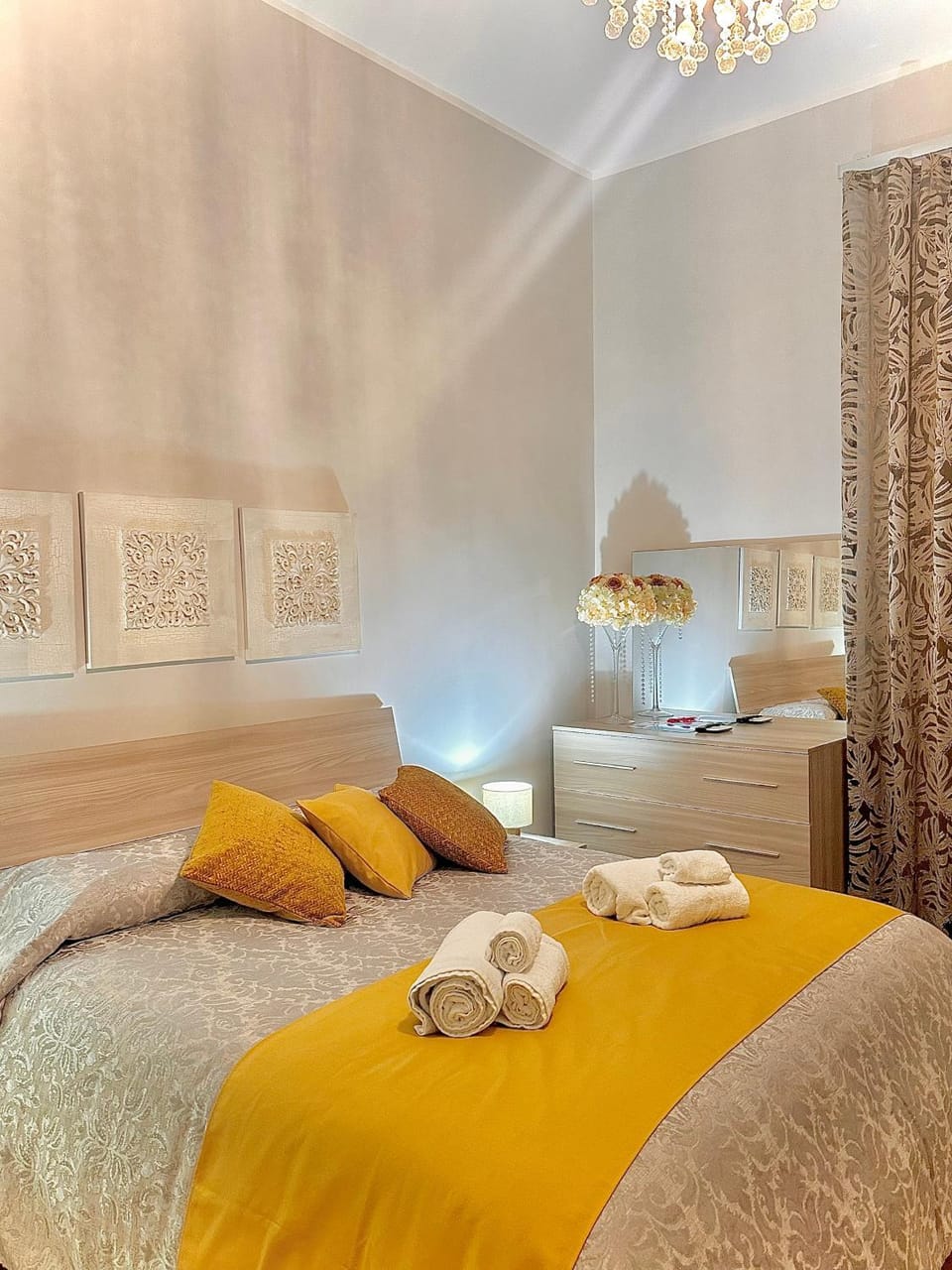 Bed, Photo of the whole room, Bedroom, towels