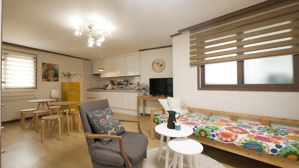 Kitchen or kitchenette, Living room