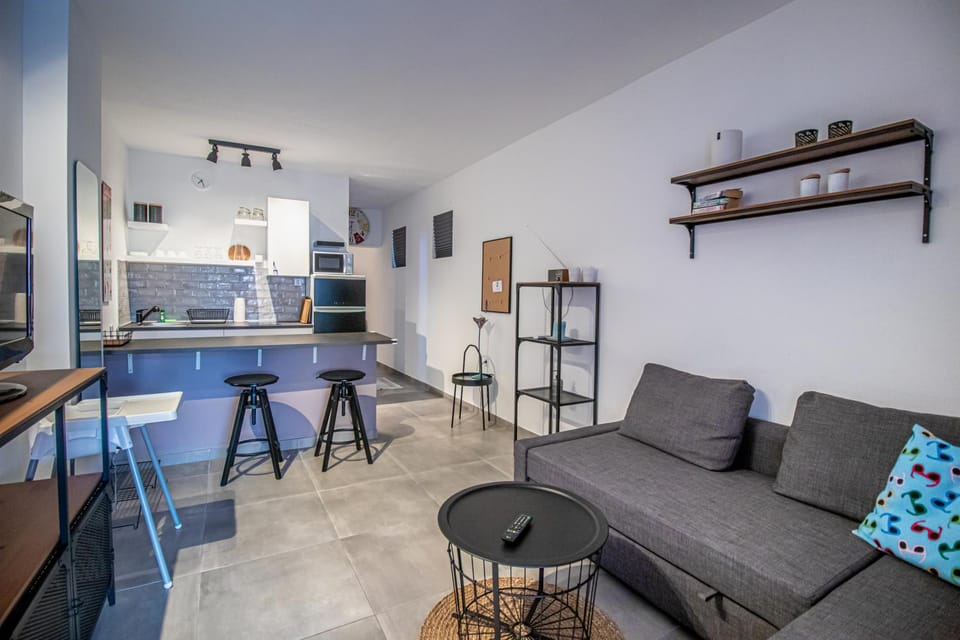 TV and multimedia, Coffee/tea facilities, Kitchen or kitchenette, Living room, Photo of the whole room, Seating area, Dining area