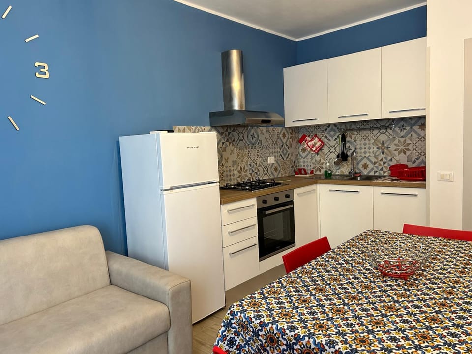 Seating area, Dining area, oven, stove