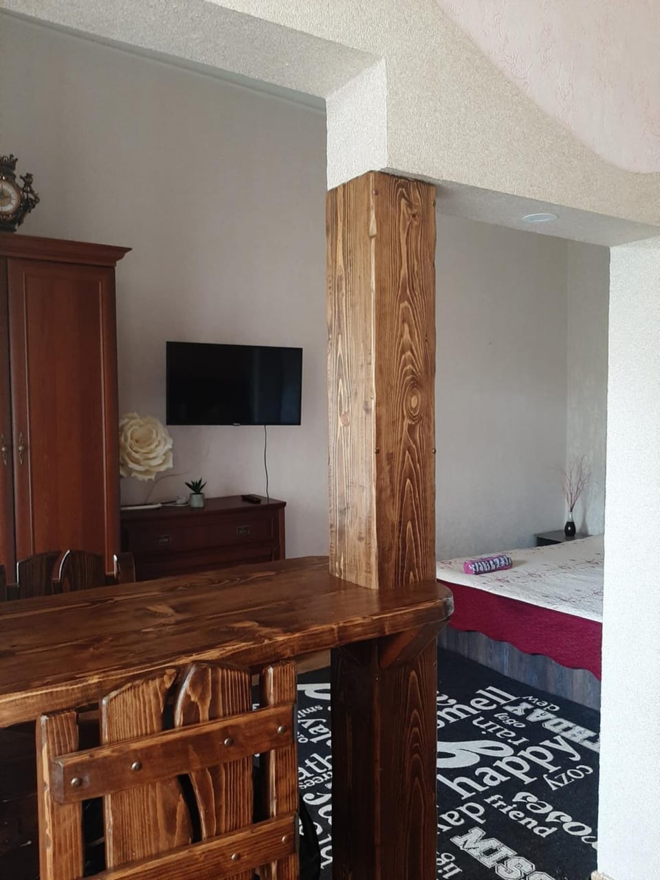 Bed, TV and multimedia, Seating area, wardrobe
