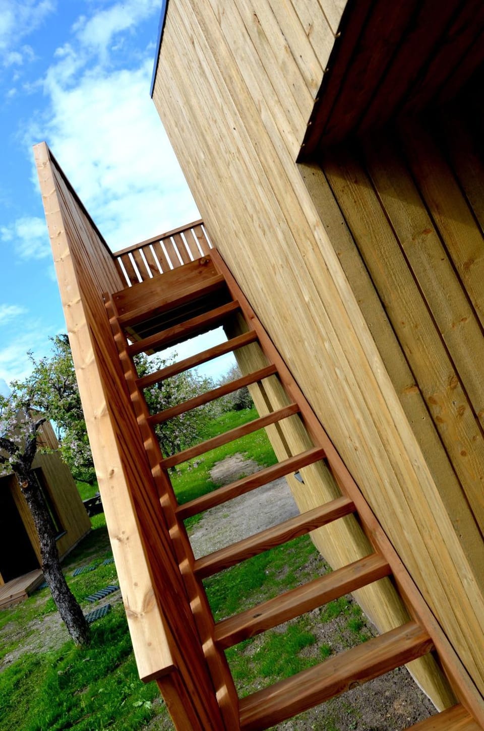 Property building, Day, Balcony/Terrace