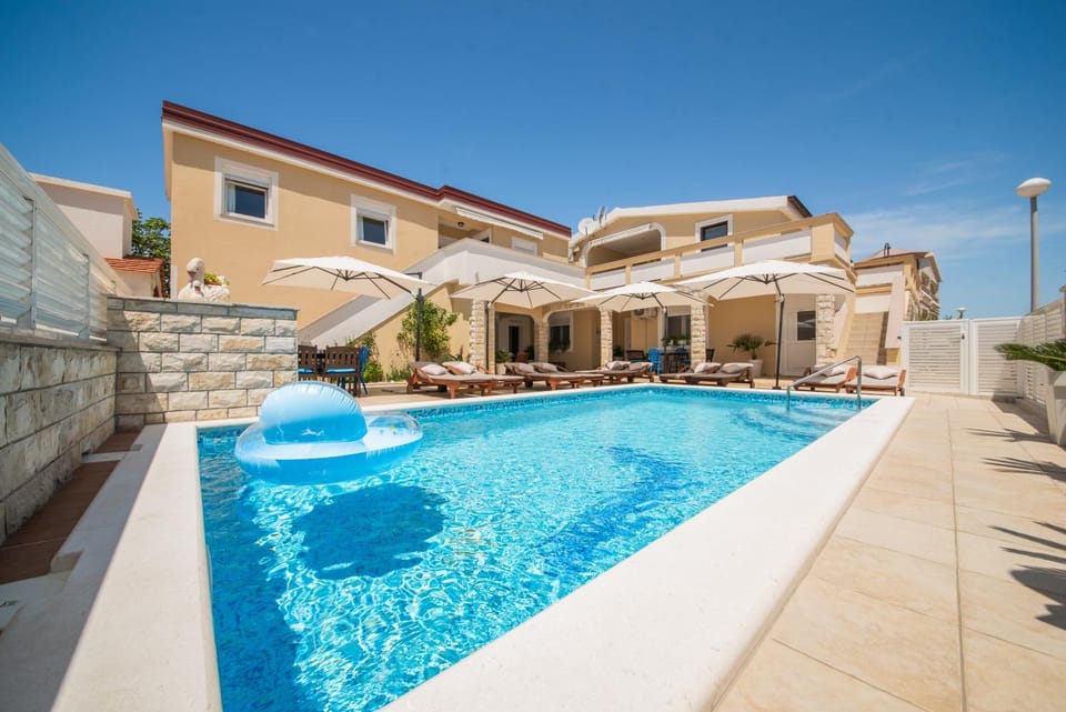 Property building, Swimming pool, Swimming pool