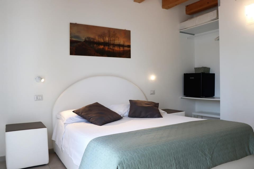Bed, Photo of the whole room, Bedroom, oven