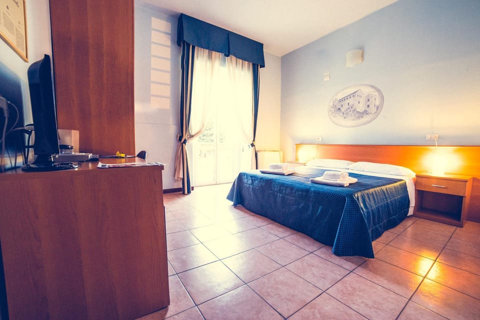 Photo of the whole room, Decorative detail, Bedroom