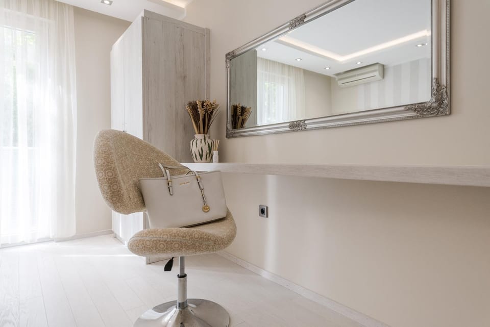 Seating area, Bedroom