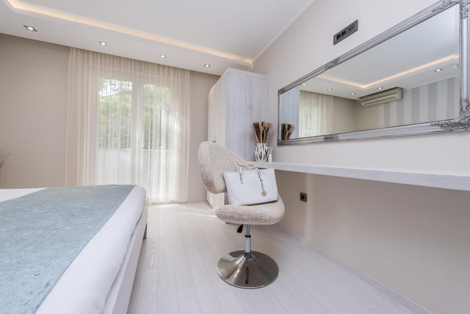 Seating area, Bedroom