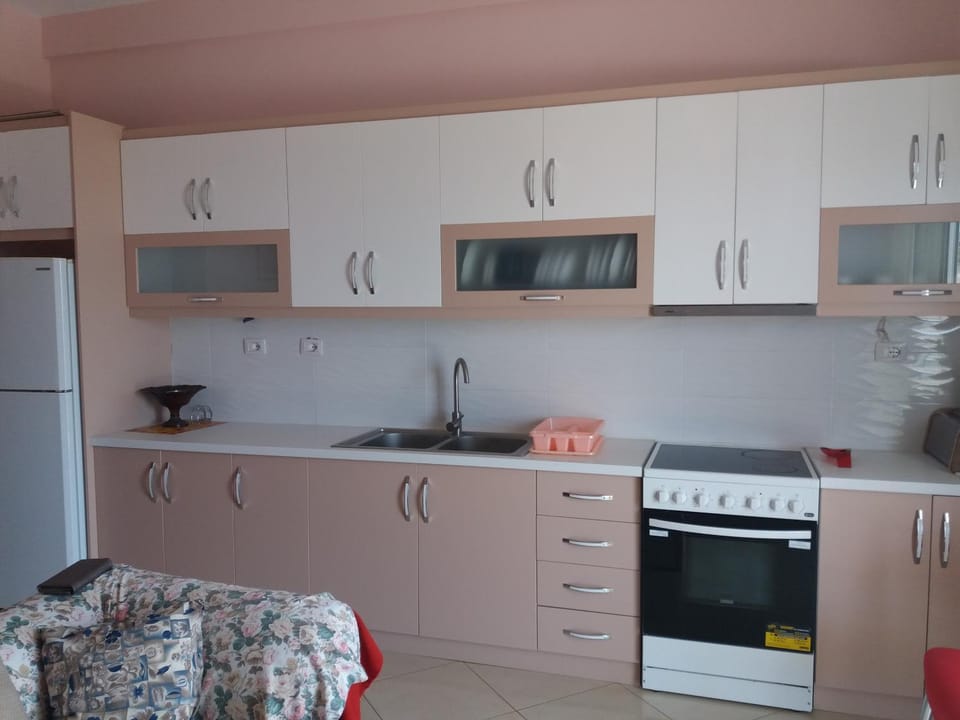 Kitchen or kitchenette, pet friendly, stove